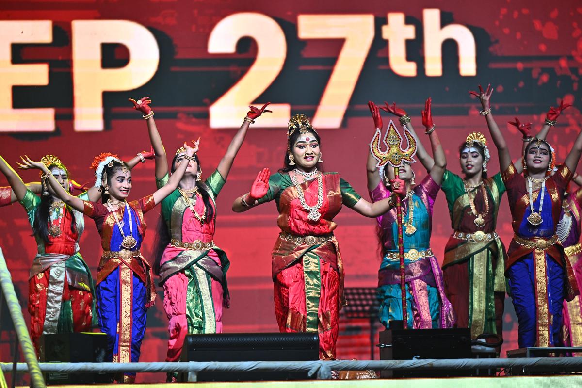 मंगलवार को विजयवाड़ा उत्सव के दौरान एक नृत्य करने वाले कलाकार। 